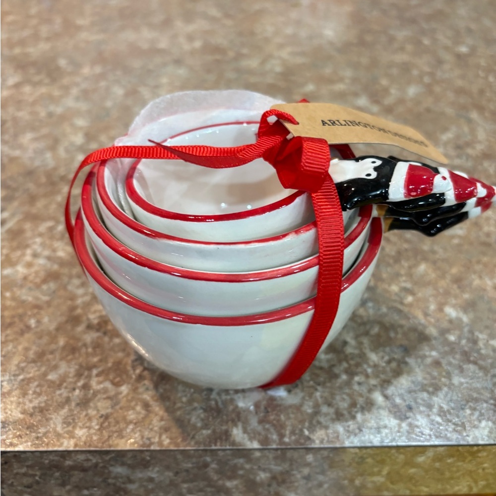 Arlington Designs Penguin with Santa hats set of 4 measuring cups NWT